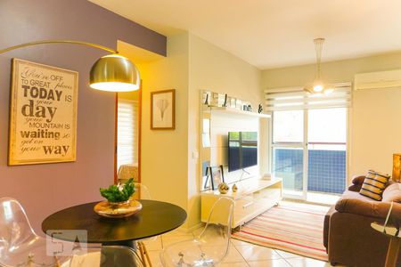 Sala de apartamento para alugar com 2 quartos, 71m² em Barra da Tijuca, Rio de Janeiro