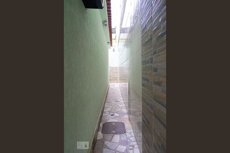 Casa à venda com 180m², 3 quartos e 2 vagas Casa à venda com 180m², 3 quartos e 2 vagasCorredor externo