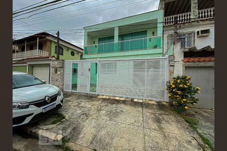Casa à venda com 180m², 3 quartos e 2 vagas Casa à venda com 180m², 3 quartos e 2 vagasFachada