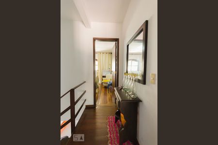 Casa à venda com 280m², 4 quartos e 6 vagas Casa à venda com 280m², 4 quartos e 6 vagasCorredor (2º andar)