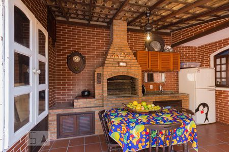 Casa à venda com 280m², 4 quartos e 6 vagas Casa à venda com 280m², 4 quartos e 6 vagasChurrasqueira - Fundos (1º andar)