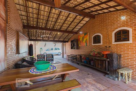 Casa à venda com 280m², 4 quartos e 6 vagas Casa à venda com 280m², 4 quartos e 6 vagasVaranda Lateral (1º andar)