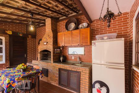 Casa à venda com 280m², 4 quartos e 6 vagas Casa à venda com 280m², 4 quartos e 6 vagasChurrasqueira - Fundos (1º andar)