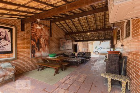 Casa à venda com 280m², 4 quartos e 6 vagas Casa à venda com 280m², 4 quartos e 6 vagasVaranda Lateral (1º andar)