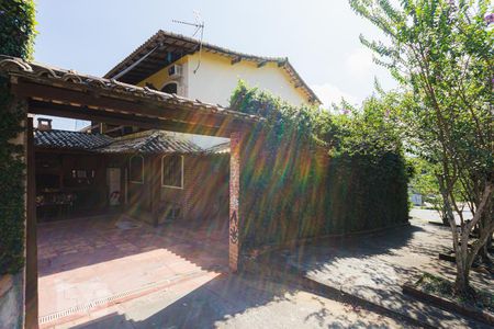 Casa à venda com 280m², 4 quartos e 6 vagas Casa à venda com 280m², 4 quartos e 6 vagasFachada/Garagem