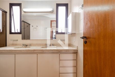 Apartamento à venda com 156m², 4 quartos e 2 vagas Apartamento à venda com 156m², 4 quartos e 2 vagasBanheiro Suíte 2