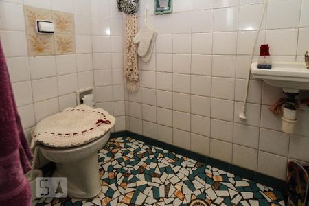Casa à venda com 60m², 2 quartos e 2 vagasBanheiro da edicula