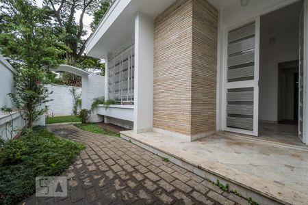 Casa para alugar com 250m², 3 quartos e 3 vagasCorredor Lateral Entrada