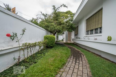 Casa para alugar com 250m², 3 quartos e 3 vagasCorredor Lateral Entrada