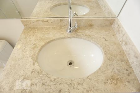 Banheiro de kitnet/studio para alugar com 1 quarto, 25m² em Centro, São Paulo