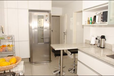 Cozinha de apartamento à venda com 4 quartos, 208m² em Higienópolis, São Paulo