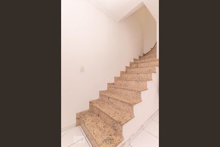 Casa de condomínio para alugar com 80m², 3 quartos e 3 vagasEscada 