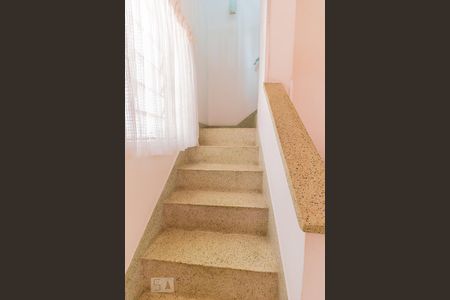 Casa à venda com 150m², 4 quartos e 4 vagas Casa à venda com 150m², 4 quartos e 4 vagasEscada