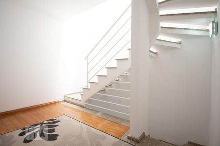 Casa à venda com 270m², 5 quartos e 4 vagasEscada