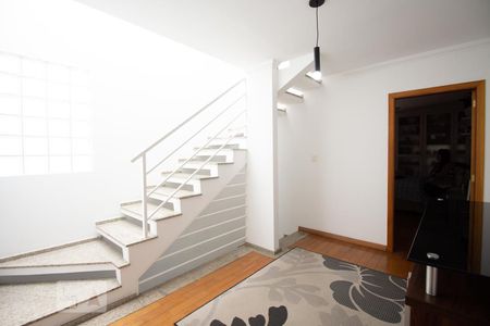 Casa à venda com 270m², 5 quartos e 4 vagasEscada