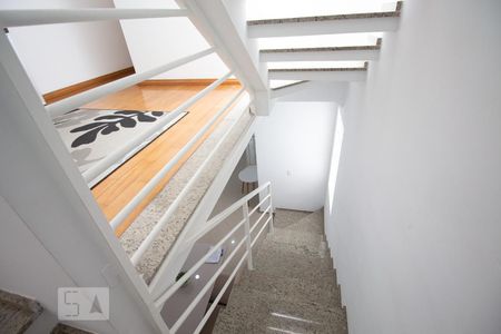 Casa à venda com 270m², 5 quartos e 4 vagasEscada
