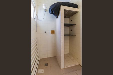 Casa à venda com 237m², 4 quartos e 3 vagas Casa à venda com 237m², 4 quartos e 3 vagasBanheiro externo piscina