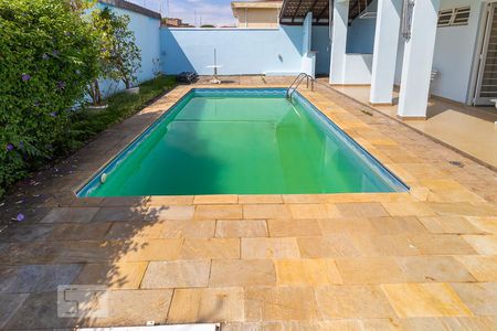 Casa à venda com 237m², 4 quartos e 3 vagas Casa à venda com 237m², 4 quartos e 3 vagasPiscina