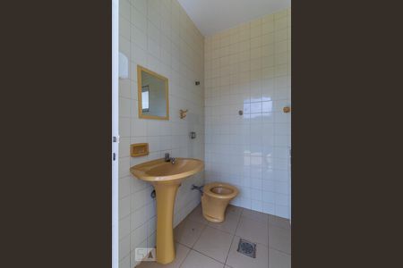 Casa à venda com 237m², 4 quartos e 3 vagas Casa à venda com 237m², 4 quartos e 3 vagasBanheiro externo piscina