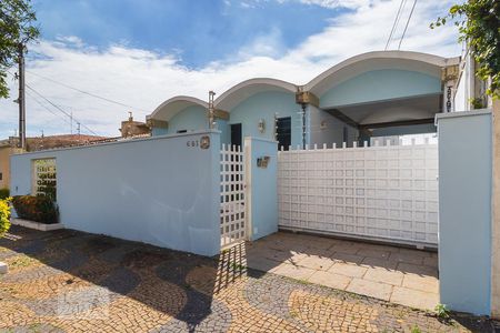 Casa à venda com 237m², 4 quartos e 3 vagas Casa à venda com 237m², 4 quartos e 3 vagasFachada