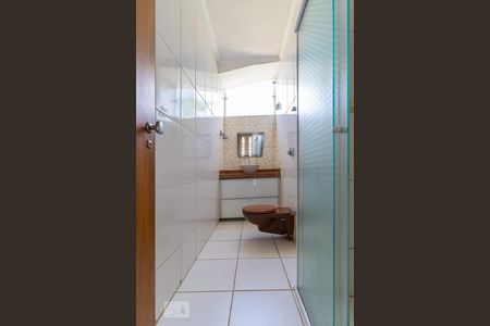 Casa à venda com 237m², 4 quartos e 3 vagas Casa à venda com 237m², 4 quartos e 3 vagasBanheiro social