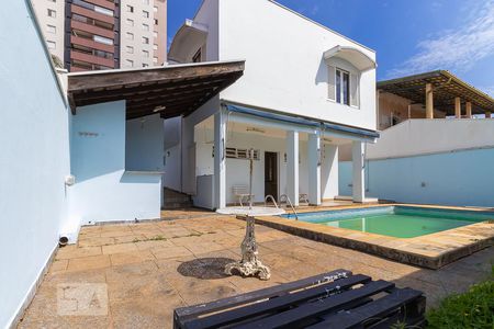 Casa à venda com 237m², 4 quartos e 3 vagas Casa à venda com 237m², 4 quartos e 3 vagasQuintal