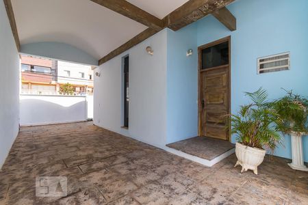 Casa à venda com 237m², 4 quartos e 3 vagas Casa à venda com 237m², 4 quartos e 3 vagasVagas de garagem e hall de entrada