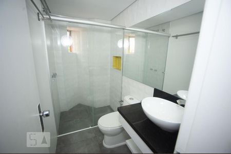 Banheiro de kitnet/studio para alugar com 1 quarto, 38m² em Centro Cívico, Curitiba