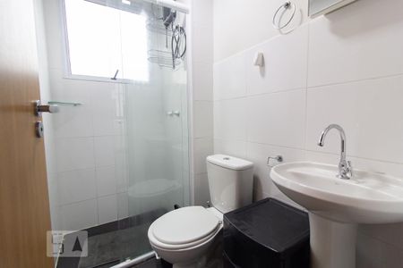 Banheiro de apartamento para alugar com 2 quartos, 40m² em Pinheirinho, Curitiba