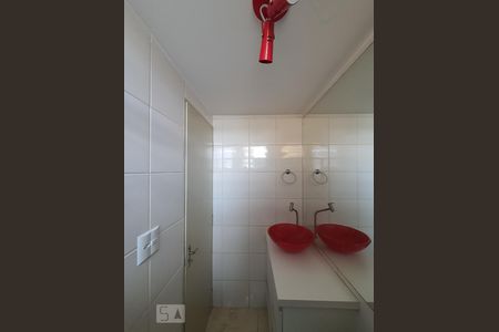 Banheiro  de apartamento para alugar com 2 quartos, 50m² em Jardim Vergueiro, São Paulo