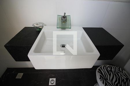 Casa para alugar com 330m², 8 quartos e 5 vagasBanheiro de serviço