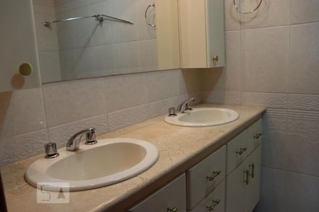 Apartamento para alugar com 130m², 3 quartos e 3 vagasBanheiro 1