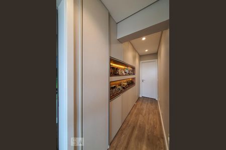 Apartamento à venda com 103m², 2 quartos e 2 vagasCorredor de acesso às suítes