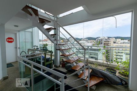 Apartamento à venda com 278m², 6 quartos e 2 vagas Apartamento à venda com 278m², 6 quartos e 2 vagasEscada da Sala