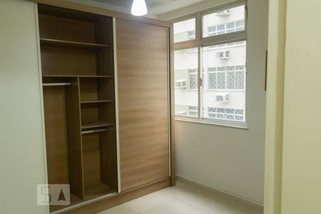 Quarto já com um armário grande e bem dividido  de apartamento à venda com 2 quartos, 70m² em São Cristóvão, Rio de Janeiro