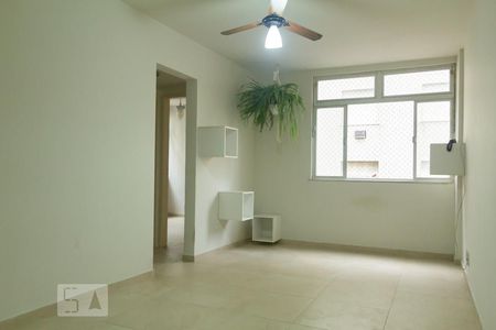 Sala ampla com uma janela grande  de apartamento à venda com 2 quartos, 70m² em São Cristóvão, Rio de Janeiro