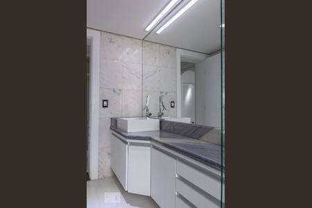 Apartamento para alugar com 300m², 3 quartos e 4 vagas Apartamento para alugar com 300m², 3 quartos e 4 vagasBanheiro da Suíte 2