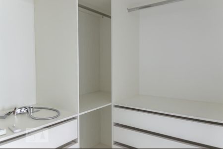 Apartamento para alugar com 300m², 3 quartos e 4 vagas Apartamento para alugar com 300m², 3 quartos e 4 vagasCloset da suíte 2