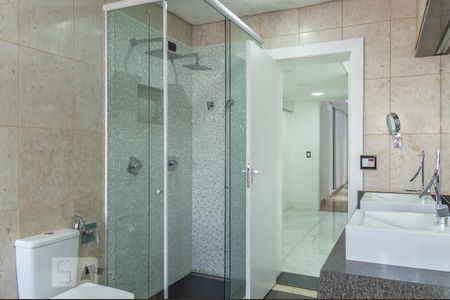 Apartamento para alugar com 300m², 3 quartos e 4 vagas Apartamento para alugar com 300m², 3 quartos e 4 vagasBanheiro da Suíte