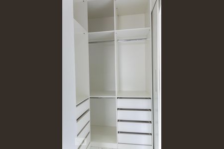 Apartamento para alugar com 300m², 3 quartos e 4 vagas Apartamento para alugar com 300m², 3 quartos e 4 vagasCloset da suíte 3