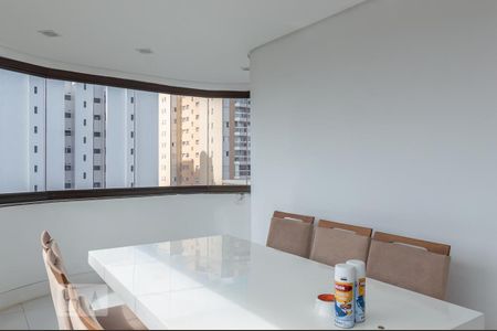 Apartamento para alugar com 300m², 3 quartos e 4 vagas Apartamento para alugar com 300m², 3 quartos e 4 vagasSacada