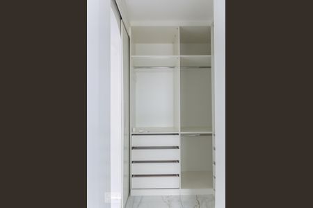 Apartamento para alugar com 300m², 3 quartos e 4 vagas Apartamento para alugar com 300m², 3 quartos e 4 vagasCloset da suíte 2