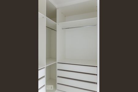 Apartamento para alugar com 300m², 3 quartos e 4 vagas Apartamento para alugar com 300m², 3 quartos e 4 vagasCloset da suíte 2