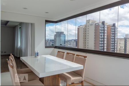 Apartamento para alugar com 300m², 3 quartos e 4 vagas Apartamento para alugar com 300m², 3 quartos e 4 vagasSacada