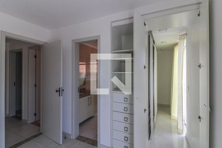 Suíte - Entrada do closet de casa de condomínio à venda com 4 quartos, 180m² em Vargem Pequena, Rio de Janeiro