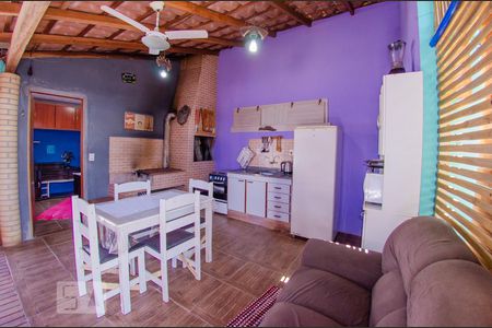 Sala e cozinha conjugada de casa para alugar com 1 quarto, 35m² em São João do Rio Vermelho, Florianópolis