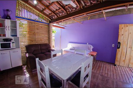 Sala e cozinha conjugada de casa para alugar com 1 quarto, 35m² em São João do Rio Vermelho, Florianópolis