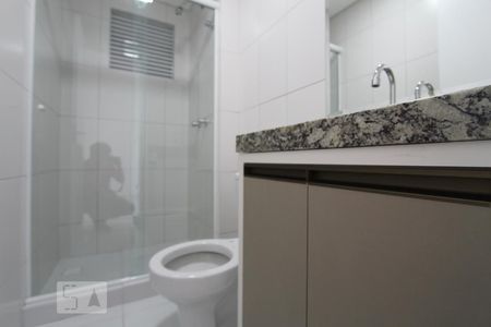 Banheiro de apartamento para alugar com 1 quarto, 35m² em Vila Izabel, Curitiba