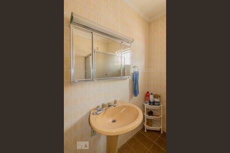 Banheiro  de casa à venda com 4 quartos, 440m² em Jardim Ocara, Santo André