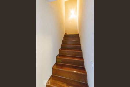 Casa à venda com 600m², 3 quartos e 6 vagasEscada